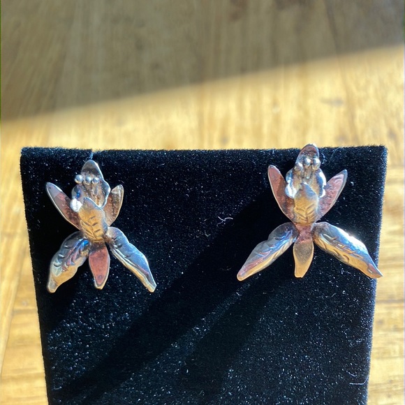 Beautiful Vintage Petite Sterling Orchid Earrings - Picture 5 of 15